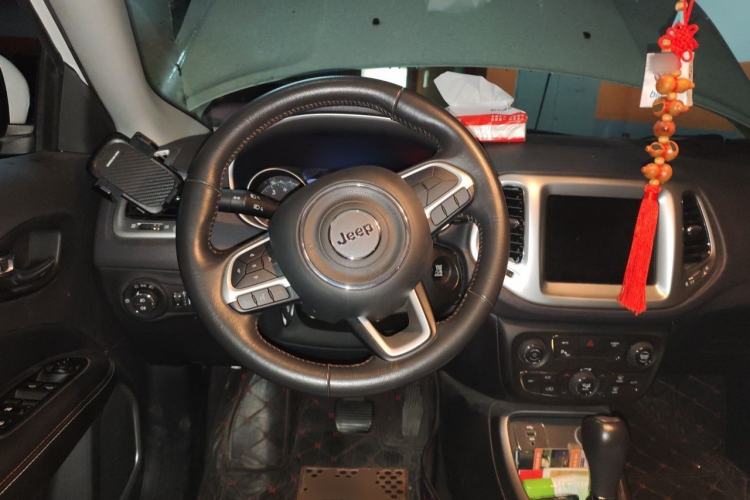 Used Jeep Compass 2017 200T Automatic Family Edition Steering Wheel