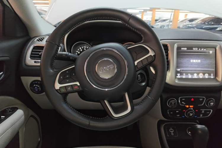 Used Jeep Compass 2017 200T Automatic Family Edition Steering Wheel