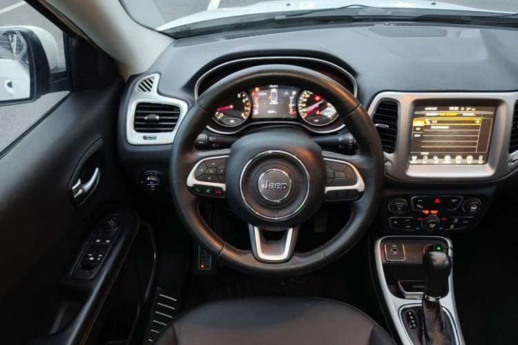 Used Jeep Compass 2017 200T Automatic Family Edition Steering Wheel