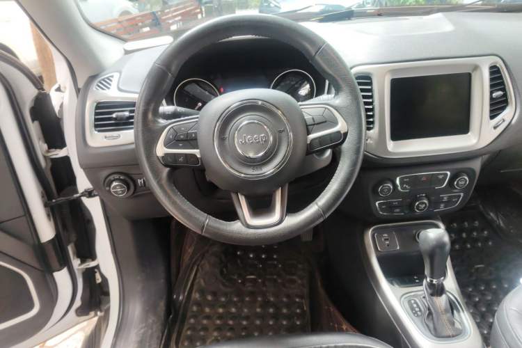 Used Jeep Compass 2017 200T Automatic Family Edition Steering Wheel