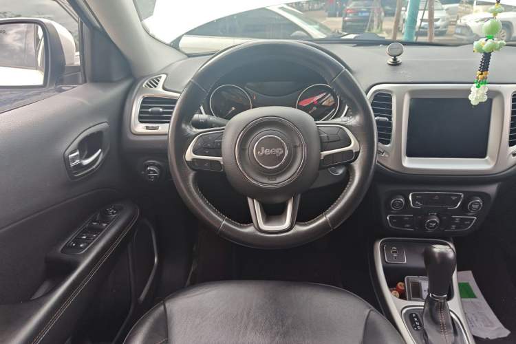 Used Jeep Compass 2017 200T Automatic Family Edition Steering Wheel
