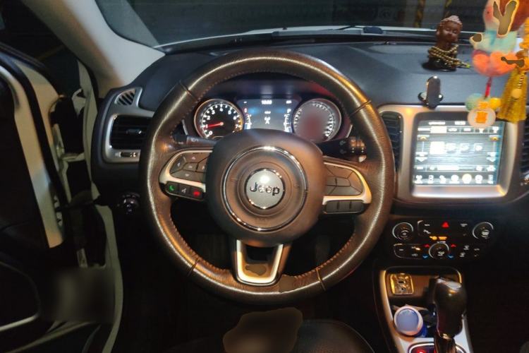 Used Jeep Compass 2017 200T Automatic Family Edition Steering Wheel