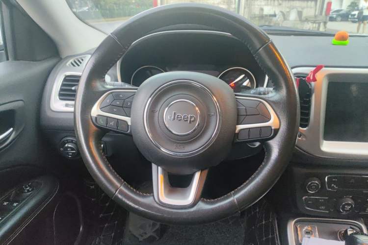 Used Jeep Compass 2017 200T Automatic Family Edition Steering Wheel
