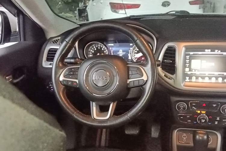 Used Jeep Compass 2017 200T Automatic Family Edition Steering Wheel