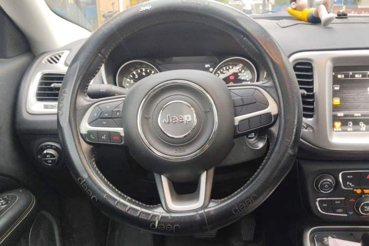 Used Jeep Compass 2017 200T Automatic Family Edition Steering Wheel