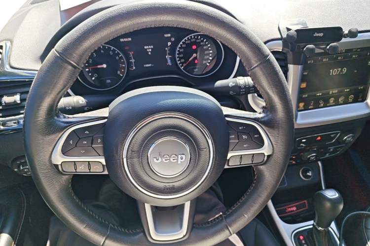 Used Jeep Compass 2017 200T Automatic Family Edition Steering Wheel