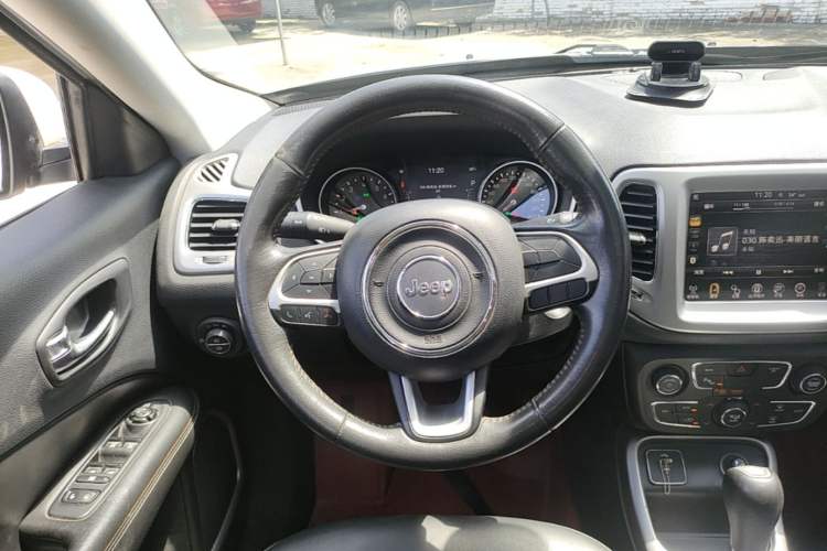Used Jeep Compass 2017 200T Automatic Family Edition Steering Wheel