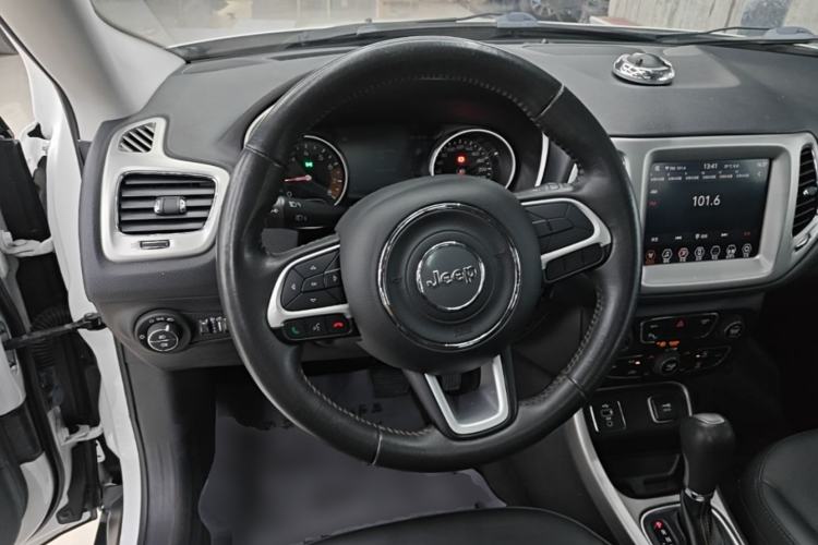 Used Jeep Compass 2017 200T Automatic Family Edition Steering Wheel