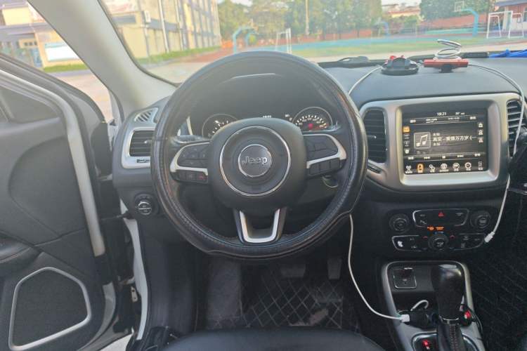Used Jeep Compass 2017 200T Automatic Family Edition Steering Wheel