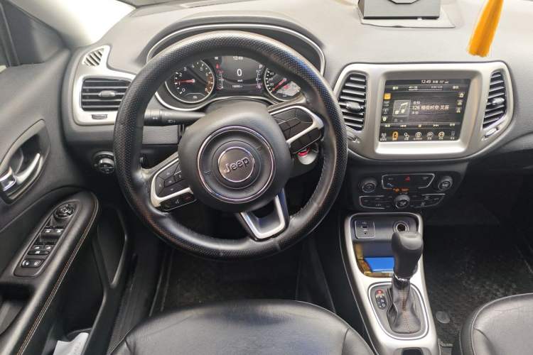Used Jeep Compass 2017 200T Automatic Family Edition Steering Wheel