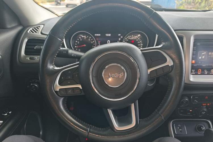 Used Jeep Compass 2017 200T Automatic Family Edition Steering Wheel