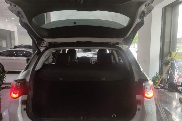 Used Jeep Compass 2017 200T Automatic Family Edition Trunk