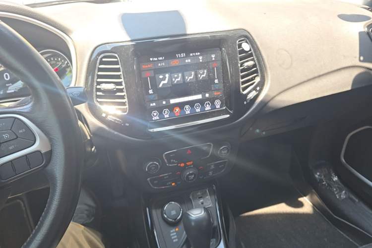 Used Jeep Compass 2019 220T Automatic Family Enjoyment Four-Wheel Drive Edition Audio And AC Panel