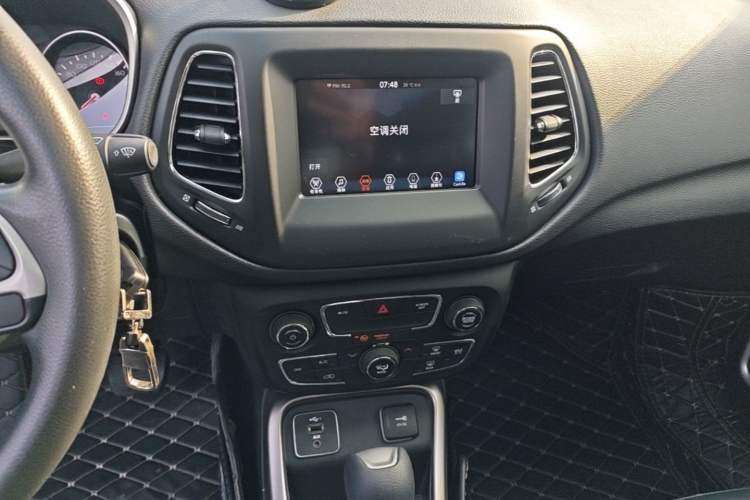Used Jeep Compass 2019 200T Automatic Prestige Edition Audio And AC Panel