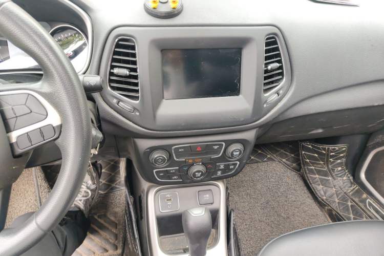 Used Jeep Compass 2019 200T Automatic Prestige Edition Audio And AC Panel