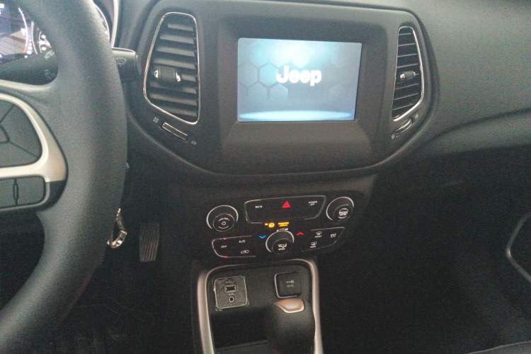 Used Jeep Compass 2019 200T Automatic Prestige Edition Audio And AC Panel