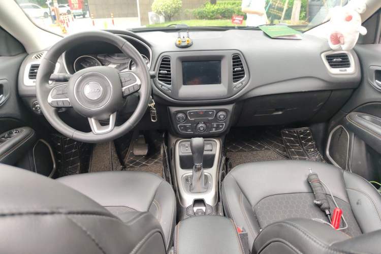 Used Jeep Compass 2019 200T Automatic Prestige Edition Center Console