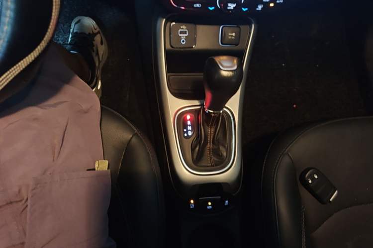 Used Jeep Compass 2019 200T Automatic Family Edition - Connected Large Screen Version Gear Lever