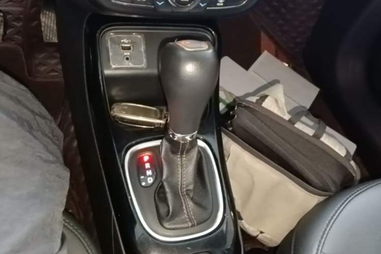 Used Jeep Compass 2019 220T Automatic Family Edition Gear Lever