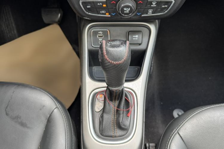 Used Jeep Compass 2019 200T Automatic Family Edition - Connected Large Screen Version Gear Lever