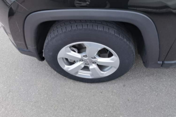Used Jeep Compass 2019 200T Automatic Family Edition - Connected Large Screen Version Left Front Wheel Hub