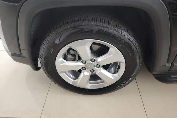 Used Jeep Compass 2019 200T Automatic Family Edition - Connected Large Screen Version Left Front Wheel Hub