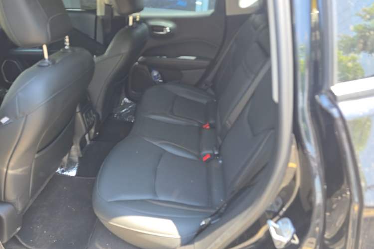 Used Jeep Compass 2019 220T Automatic Family Enjoyment Four-Wheel Drive Edition Left Rear Seat