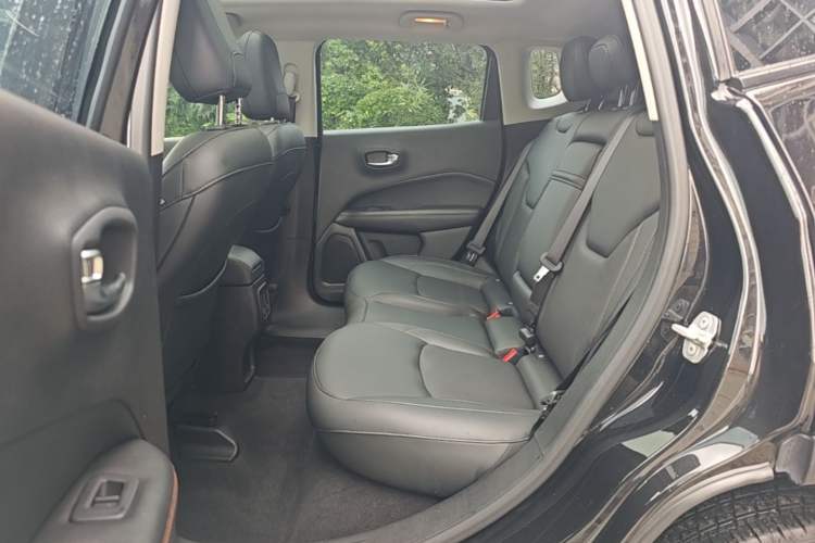 Used Jeep Compass 2019 220T Automatic Family Enjoyment Four-Wheel Drive Edition Left Rear Seat