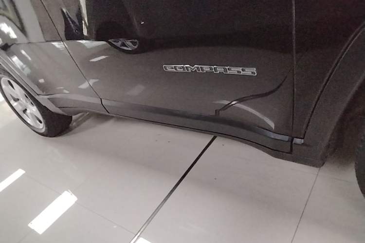 Used Jeep Compass 2019 200T Automatic Family Edition - Connected Large Screen Version Right Side Sill