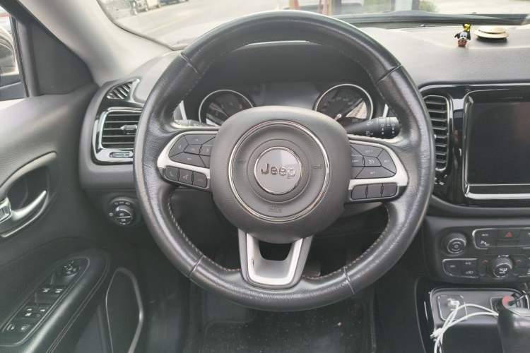 Used Jeep Compass 2019 220T Automatic Family Edition Steering Wheel