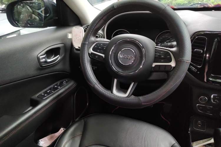 Used Jeep Compass 2019 220T Automatic Family Edition Steering Wheel