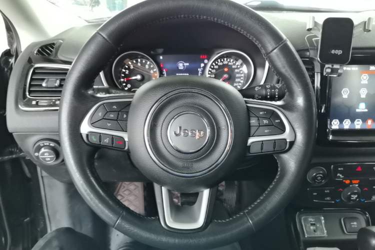Used Jeep Compass 2019 220T Automatic Family Edition Steering Wheel