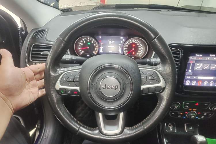 Used Jeep Compass 2019 220T Automatic Family Edition Steering Wheel