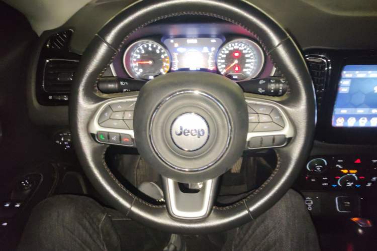 Used Jeep Compass 2019 220T Automatic Family Edition Steering Wheel