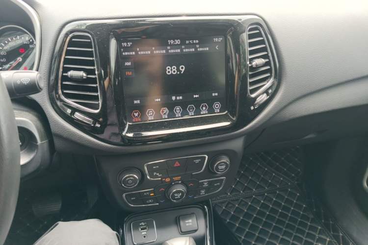 Used Jeep Compass 2019 220T Automatic Family Edition Audio And AC Panel