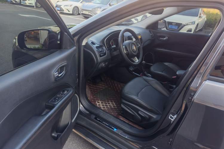 Used Jeep Compass 2019 220T Automatic Family Edition Interior 1