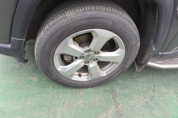 Used Jeep Compass 2019 200T Automatic Family Edition - Connected Large Screen Version Left Front Wheel Hub