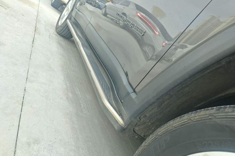 Used Jeep Compass 2019 200T Automatic Family Edition - Connected Large Screen Version Right Side Sill