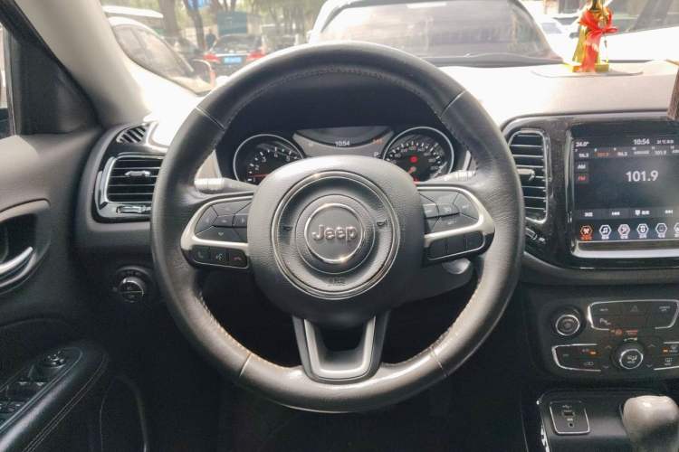 Used Jeep Compass 2019 220T Automatic Family Edition Steering Wheel