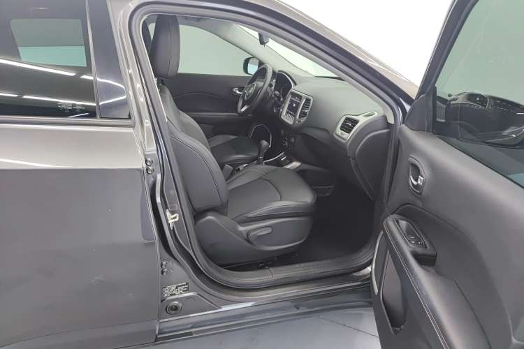 Used Jeep Compass 2019 220T Automatic Enjoyment Version Right Front Seat