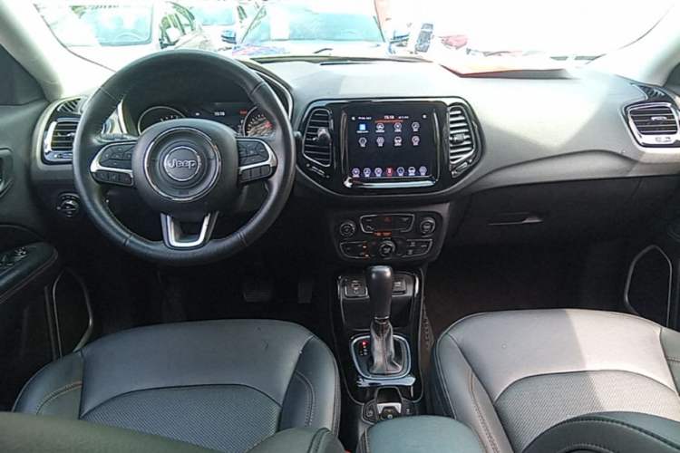Used Jeep Compass 2019 220T Automatic Family Edition Center Console