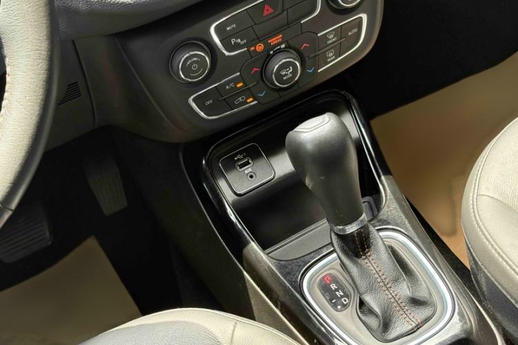 Used Jeep Compass 2019 220T Automatic Family Edition Gear Lever