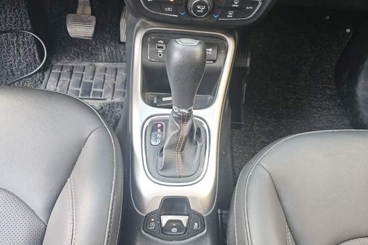 Used Jeep Compass 2019 200T Automatic Family Edition - Connected Large Screen Version Gear Lever