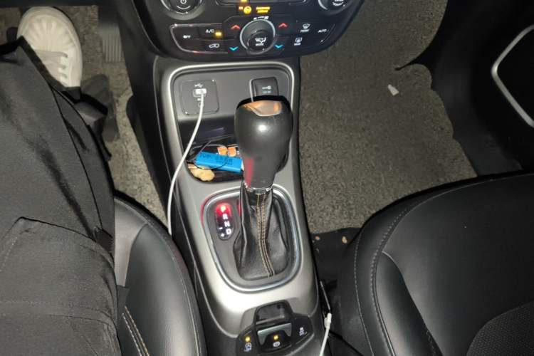 Used Jeep Compass 2019 200T Automatic Family Edition - Connected Large Screen Version Gear Lever