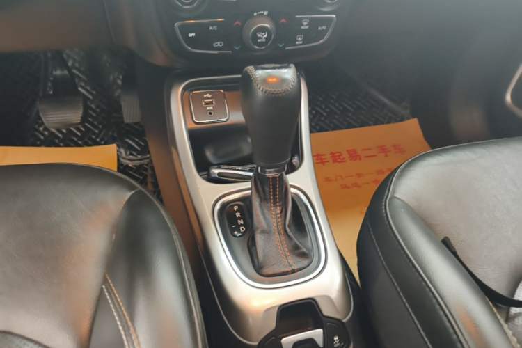 Used Jeep Compass 2019 200T Automatic Family Edition - Connected Large Screen Version Gear Lever