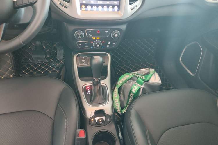 Used Jeep Compass 2019 200T Automatic Family Edition - Connected Large Screen Version Gear Lever
