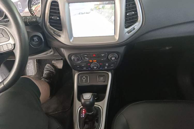 Used Jeep Compass 2019 200T Automatic Family Edition - Connected Large Screen Version Gear Lever