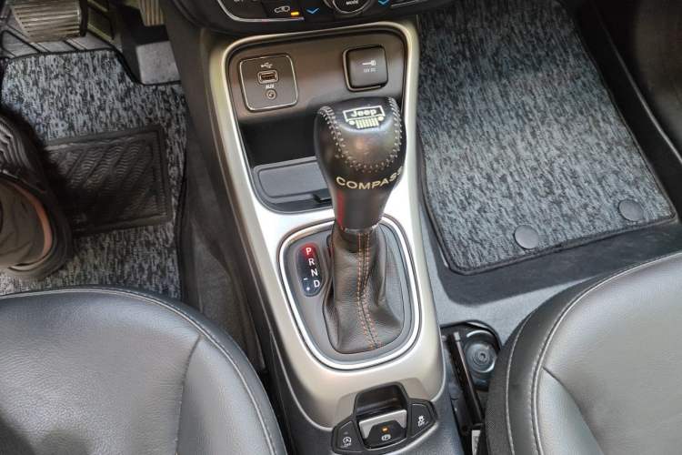 Used Jeep Compass 2019 200T Automatic Family Edition - Connected Large Screen Version Gear Lever