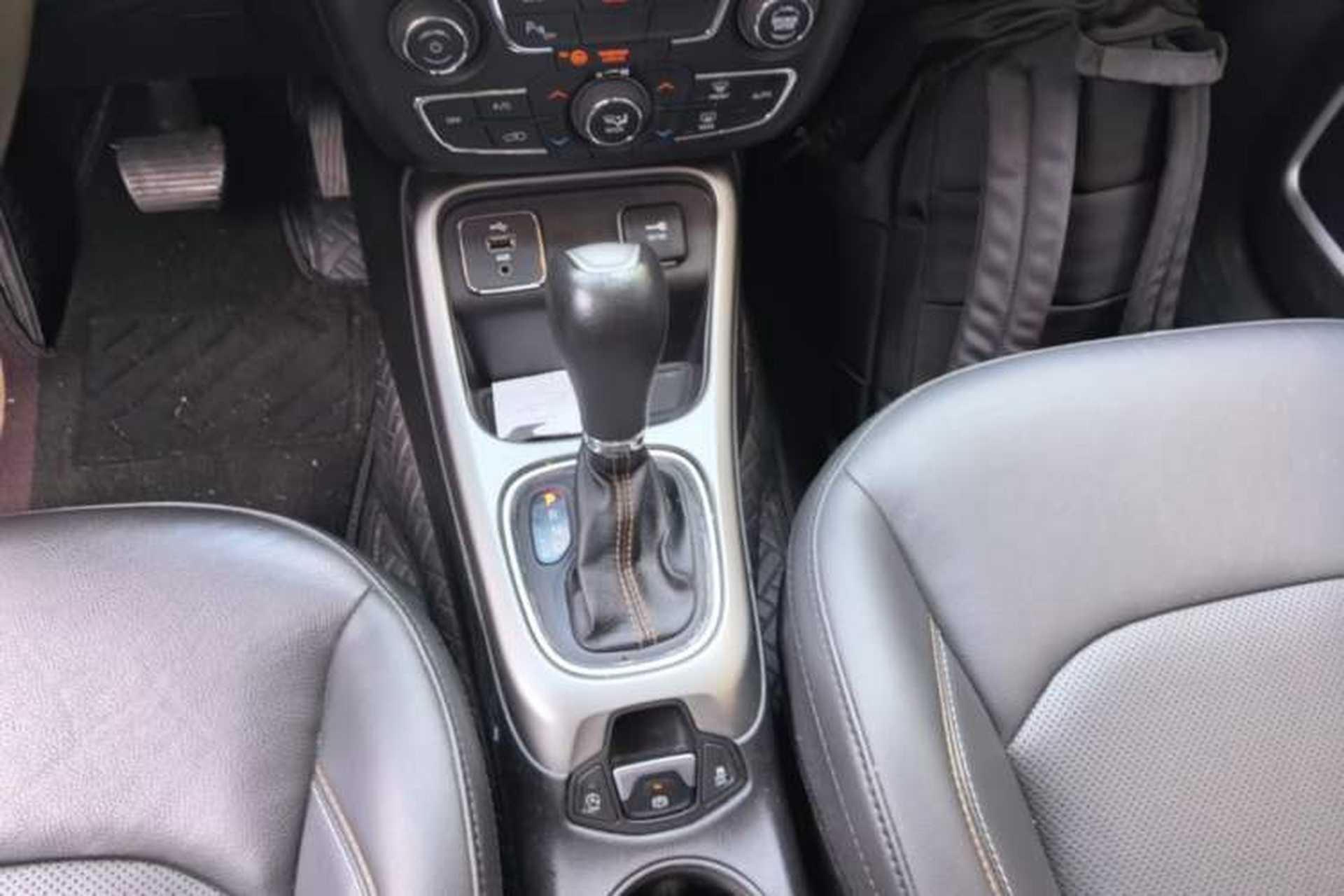 Used Jeep Compass 2019 200T Automatic Family Edition - Connected Large Screen Version Gear Lever