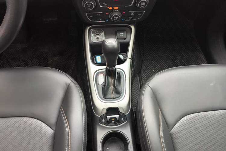 Used Jeep Compass 2019 200T Automatic Family Edition - Connected Large Screen Version Gear Lever